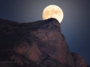 Caminando hacia la Luna sobre la Silla del Cid, la «Luna Azul» de la noche de Halloween en el Valle de Elda – Petrer Jordi Coy - Foto