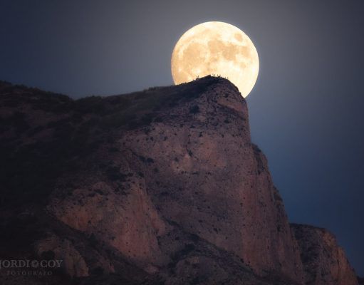 Caminando hacia la Luna sobre la Silla del Cid, la «Luna Azul» de la noche de Halloween en el Valle de Elda – Petrer Jordi Coy - Foto