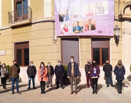 Elda se suma a los actos del Día Internacional de la Eliminación de la Violencia contra la Mujer minuto de silencio a las puertas de la Casa Consistorial por todas las víctimas de la violencia contra las mujeres