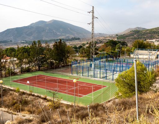 Remodeladas las pistas de tenis del Complejo Deportivo de San Crispín de Elda Pistas de tenis del Complejo Deportivo de San Crispín Elda