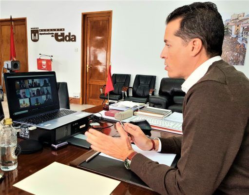 La Policía Local de Elda tramita durante el fin de semana cerca de medio centenar de sanciones por infracciones relacionadas con el toque de queda y el confinamiento Reunión del CECOPI