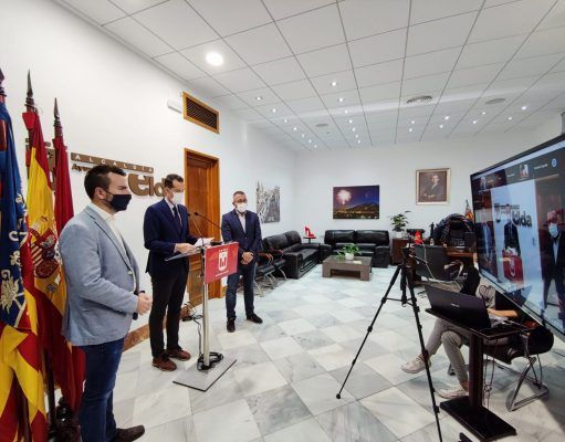 Purificadores de aire contra el coronavirus en los colegios y escuelas infantiles de Elda El alcalde de Elda, Rubén Alfaro, acompañado de los ediles de Servicios Públicos Sostenibles y Hacienda, José Antonio Amat, y de Educación, Fernando Gómez, ha dado a conocer hoy esta medida en una rueda de prensa celebrada de manera telemática.