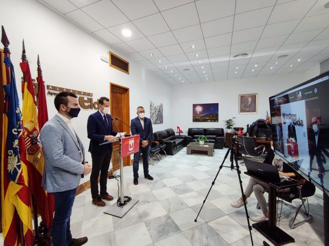 El alcalde de Elda, Rubén Alfaro, acompañado de los ediles de Servicios Públicos Sostenibles y Hacienda, José Antonio Amat, y de Educación, Fernando Gómez, ha dado a conocer hoy esta medida en una rueda de prensa celebrada de manera telemática. El alcalde de Elda, Rubén Alfaro, acompañado de los ediles de Servicios Públicos Sostenibles y Hacienda, José Antonio Amat, y de Educación, Fernando Gómez, ha dado a conocer hoy esta medida en una rueda de prensa celebrada de manera telemática.