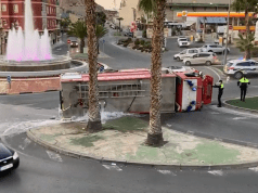 Vuelca un camión de Bomberos en Petrer | Vídeos Vuelca camión de Bomberos en Petrer