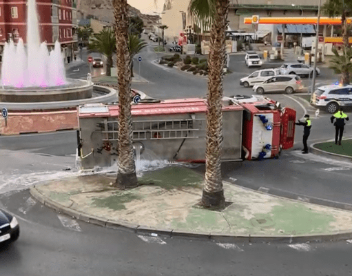 Vuelca un camión de Bomberos en Petrer | Vídeos Vuelca camión de Bomberos en Petrer
