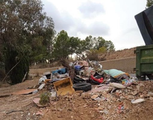 Medio Ambiente inicia una campaña de retirada de escombros y enseres en parajes y zonas rurales del término municipal de Elda Vertidos ilegales