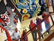 La Tourist Info de Petrer estrena mural de ganchillo en homenaje al 10º aniversario de la iniciativa turística «Petrer se viste de luna» La Tourist Info de Petrer estrena mural de ganchillo