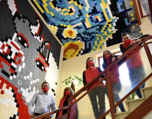 La Tourist Info de Petrer estrena mural de ganchillo en homenaje al 10º aniversario de la iniciativa turística «Petrer se viste de luna» La Tourist Info de Petrer estrena mural de ganchillo