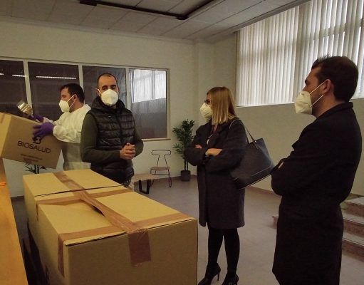 El Ayuntamiento de Petrer repartirá 8.000 mascarillas entre los escolares de la población en los próximos días Mascarillas reutilizables entre los escolares de Petrer donadas por la empresa local Biosalud