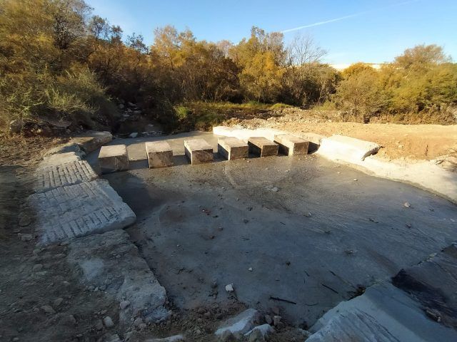 Paso peatonal del río Vinalopó próximo al puente del Sambo y la Estación de Monóvar