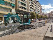 Se renueva la acera de la avenida de Chapí de Elda, donde se encuentra la Estación de Autobuses Trabajos para renovar la acera de la avenida de Chapí en Elda