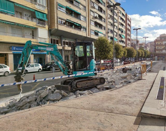 Trabajos para renovar la acera de la avenida de Chapí en Elda