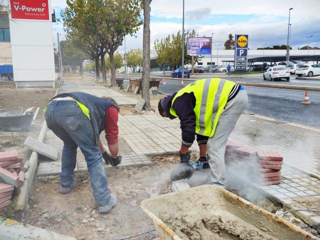 Trabajos de remodelación de las aceras de la avenida del Mediterráneo de Elda