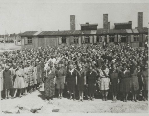 Apoyo al manifiesto en memoria de las víctimas del Holocausto y por la tolerancia y el respeto – Grupos municipales Petrer Concentración de prisioneras enfrente de las cocinas en Auschwitz -Wikipedia