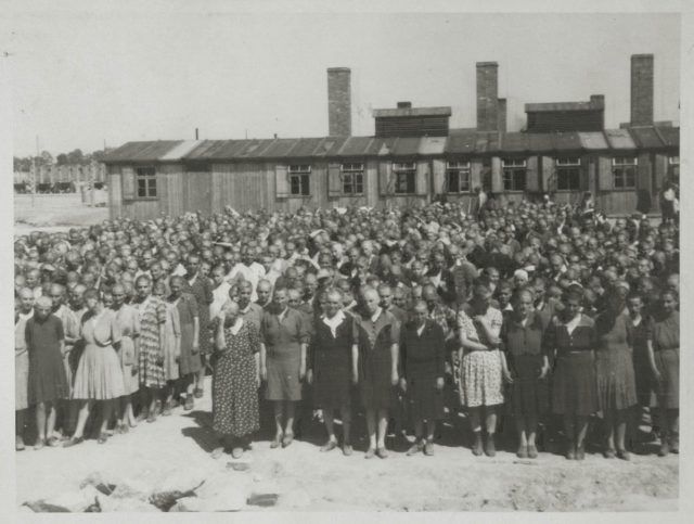 Concentración de prisioneras enfrente de las cocinas en Auschwitz -Wikipedia Concentración de prisioneras enfrente de las cocinas en Auschwitz -Wikipedia