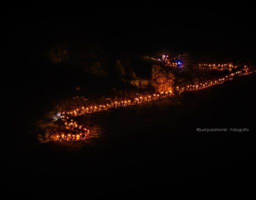 La tradición de la bajada con antorchas por el monte Bolón en la noche de Reyes Magos en Elda 2021 La tradición de la bajada con antorchas por el monte Bolón en la noche de Reyes en Elda 2021