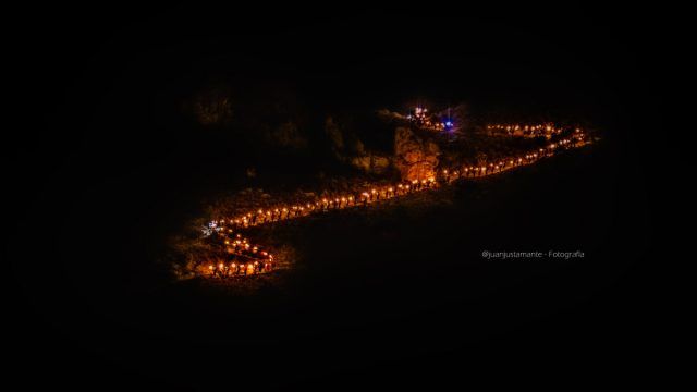 La tradición de la bajada con antorchas por el monte Bolón en la noche de Reyes en Elda 2021