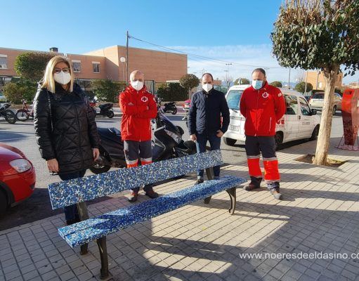 El Ayuntamiento de Petrer devuelve a la ciudad su solidaridad con la donación de tapones en forma de bancos reciclados