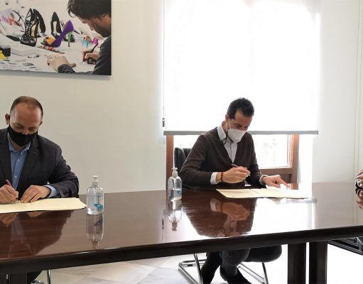 El Ayuntamiento de Elda firma con la Generalitat Valenciana el convenio de cesión del derecho de tanteo y retracto para poder adquirir viviendas destinadas a alquiler social El alcalde Rubén Alfaro y el vicepresidente segundo del Consell, Rubén Martínez Dalmau