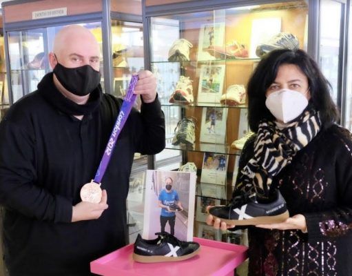 Donación de zapatillas de Silvia Navarro (portera de balonmano) al Museo del Calzado de Elda Donación de zapatillas de Silvia Navarro (portera de balonmano) al Museo del Calzado de Elda