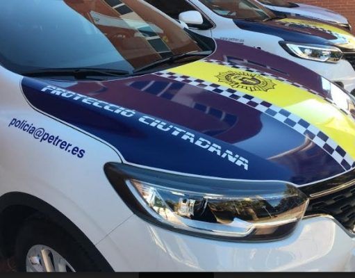 Un conductor que casi cuadruplicaba la tasa de alcohol provoca un accidente contra un ciclomotor parado en un semáforo en Petrer Policía Local de Petrer - Archivo