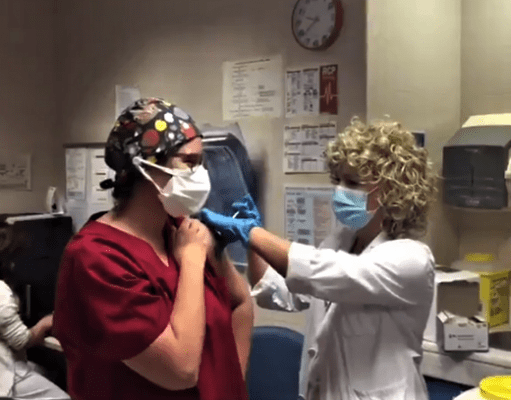 La Conselleria de Sanidad abre un procedimiento para personal jubilado interesado en colaborar en tareas de apoyo en la lucha contra la COVID-19 La primera vacuna en el Hospital de Elda para profesionales