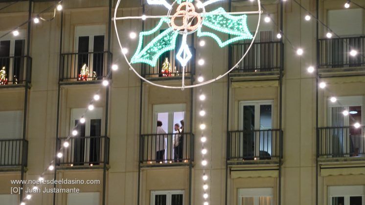 Velas en balcones y ventanas para iluminar la llegada de los Reyes Magos