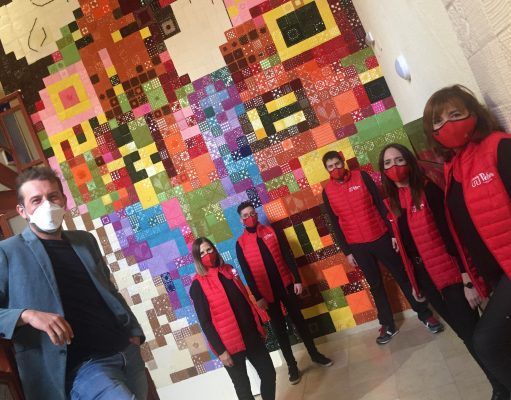 “abrazos que reparan corazones” La Tourist Info de Petrer hace un llamamiento a inundar las redes sociales de abrazos entre convivientes para celebrar San Valentín Mural de ganchillo de la Oficina de Turismo que recrea la obra de arte “El Abrazo” de Gustav Klimt
