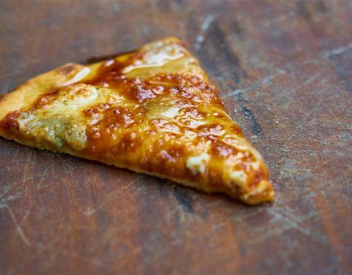 Cómo recalentar la pizza y que quede crujiente en una sartén Cómo recalentar la pizza con una sartén