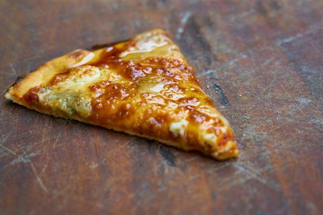 Cómo recalentar la pizza con una sartén