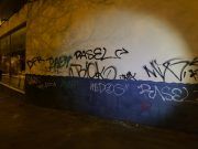 Policía Local y Policía Nacional detienen a 5 jóvenes como presuntos autores de varios de los graffitis de las últimas semanas en Petrer Pintadas recientes en las fachadas en Petrer