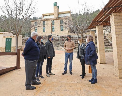 La alcaldesa Irene Navarro molesta por la “deslealtad institucional” con Petrer del presidente Carlos Mazón Fotografía publicada por la Diputación de Alicante.