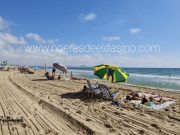 La Comunitat Valenciana ha propuesto al Ministerio de Sanidad que la mascarilla no sea de uso obligatorio mientras se toma el sol y durante el baño Playa de San Juan Alicante