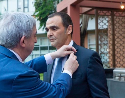El empresario petrerí Javier Torá distinguido con la Cruz de Oficial de la Orden de Isabel la Católica por el Ministerio de Asuntos Exteriores Javier Torá distinguido con la Cruz de Oficial de la Orden de Isabel la Católica por el Ministerio de Asuntos Exteriores