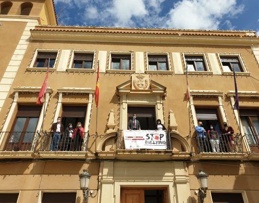 Elda se suma a los actos de celebración del Día Internacional contra el Acoso Escolar con la colocación de una pancarta en el balcón consistorial y la lectura de un manifiesto Elda se suma a los actos de celebración del Día Internacional contra el Acoso Escolar