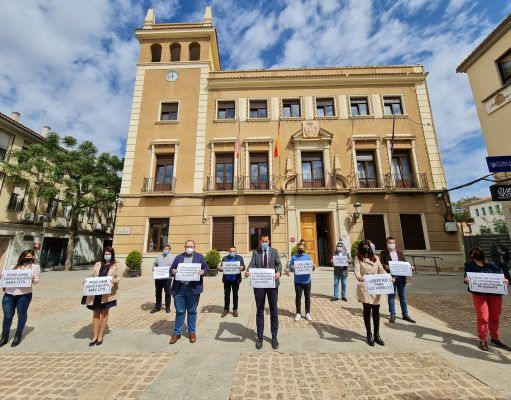Los ediles del PSOE y de EU en Elda reclaman a la Diputación de Alicante 1,3 millones de euros que le corresponderían a los ciudadanos y ciudadanas de Elda Los ediles del PSOE y de EU en Elda reclaman a la Diputación de Alicante 1,3 millones de euros