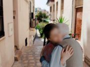 La Policía Local de Petrer alerta de un brote de robos de joyas a personas mayores por el método del falso abrazo Simulación de robo mediante el falso abrazo