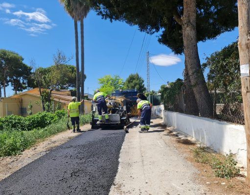 Reparan y asfaltan el camino que une el Polígono Campo Alto de Elda con la Estación de Monóvar para mejorar el paso de los vehículos El Ayuntamiento de Elda repara y asfalta el camino que une el Polígono Campo Alto