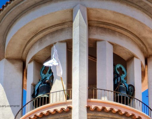 Bandera blanca en la iglesia parroquial de la Inmaculada de Elda Bandera blanca en la iglesia parroquial de la Inmaculada de Elda