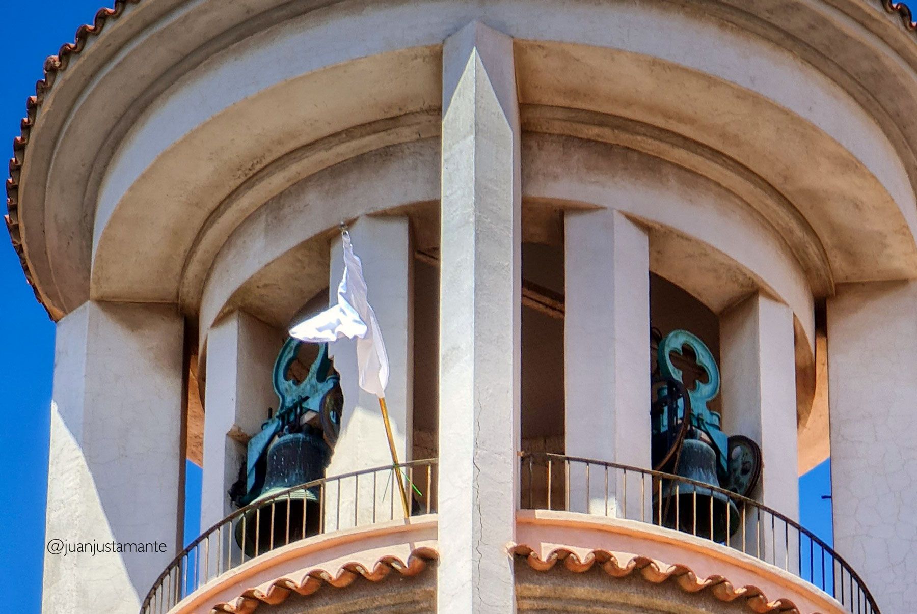 Bandera blanca en la iglesia parroquial de la Inmaculada de Elda | NEDEldaSN