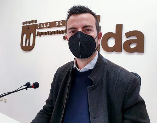 La Concejalía de Educación envía cartas a las familias eldenses con hijos e hijas que se escolarizan por primera vez El concejal de Educación, Fernando Gómez