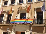 Elda se suma a los actos del Día del Orgullo LGTBI con la lectura de un manifiesto y la colocación de la bandera arco iris en el balcón consistorial Colocación de la bandera arco iris en el balcón consistorial