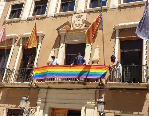 Elda se suma a los actos del Día del Orgullo LGTBI con la lectura de un manifiesto y la colocación de la bandera arco iris en el balcón consistorial Colocación de la bandera arco iris en el balcón consistorial