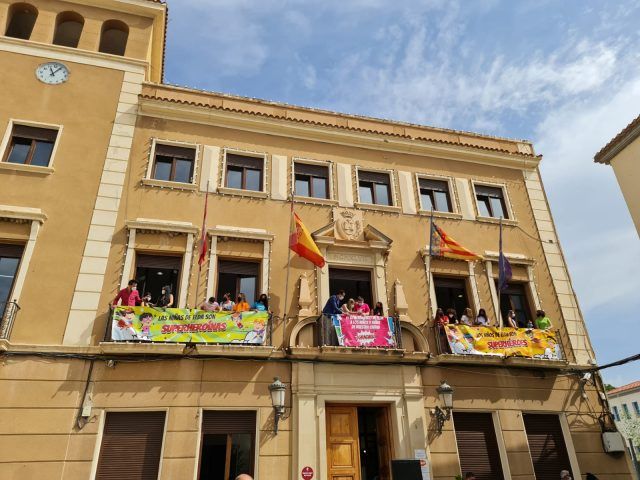 Elda rinde homenaje a los niños y niñas de la ciudad