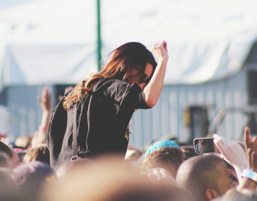 Sanidad notifica dos brotes con más de 10 casos en los que las personas afectadas tienen una edad media de 16 y 19 años Archivo - Jóvenes fiesta