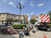 El Ayuntamiento de Elda inicia la restauración de ‘La Farola’ con la instalación de tecnología LED y una nueva pintura con los detalles en dorado