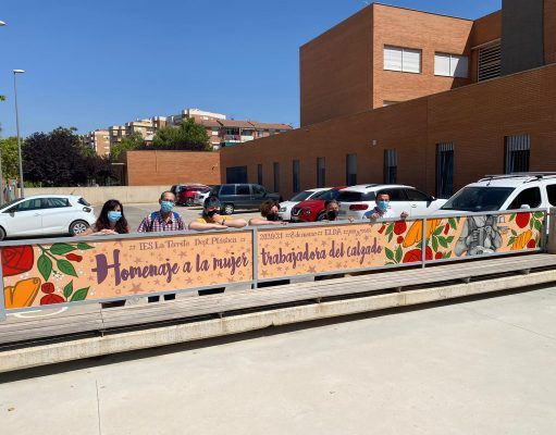 El IES La Torreta instala un mural de diez metros de longitud dedicado a la mujer trabajadora realizado por el alumnado del centro Mural de diez metros de longitud dedicado a la mujer trabajadora