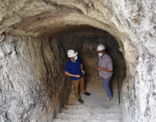 Petrer estudia la forma de integrar la entrada al refugio antiaéreo en la futura remodelación de la plaça de Baix Refugio antiaéreo de la plaça de Baix en Petrer