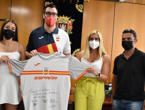 El Ayuntamiento de Petrer homenajea a sus 3 deportistas olímpicos con una recepción institucional El Ayuntamiento de Petrer homenajea a sus 3 deportistas olímpicos