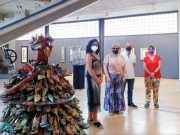 Pintura y escultura realizada con zapatos reciclados en una exposición temporal en el Museo del Calzado de Elda Pintura y escultura realizada con zapatos reciclados